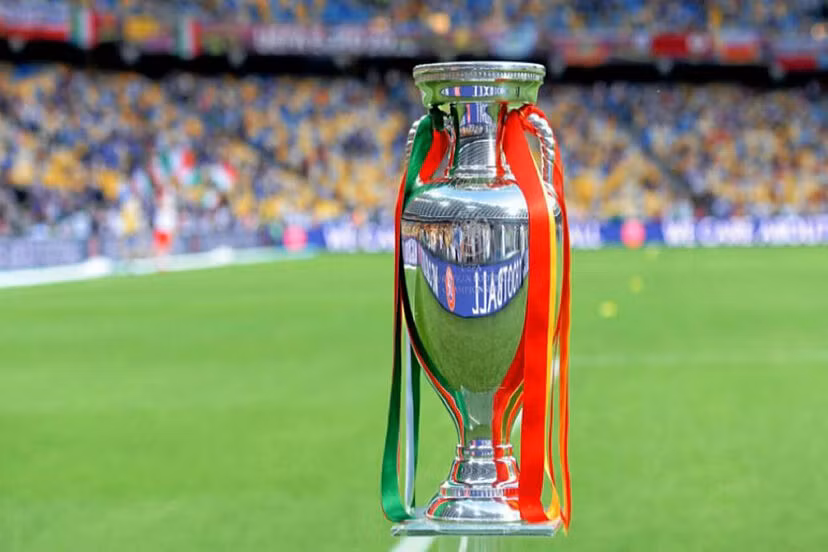 [EURO Quiz] Cầu thủ nào đã ghi nhiều bàn thắng nhất trong một kỳ EURO? ảnh 7