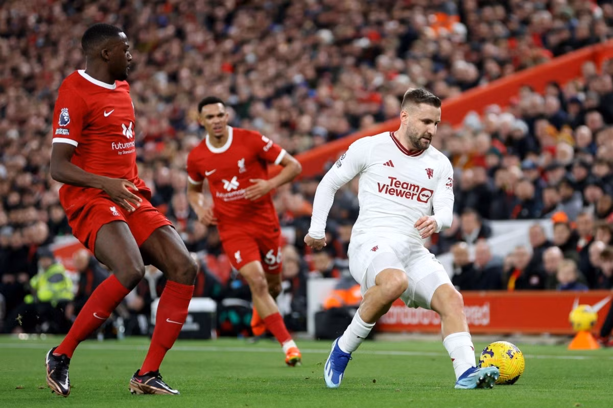 Luke Shaw giúp Quỷ đỏ đa dạng hóa phương án tấn công. (Ảnh: AFP)