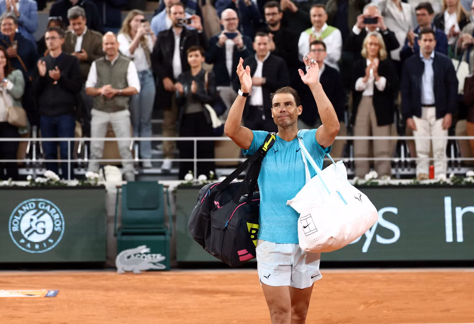 Nadal tạm biệt các khán giả tại Philippe Chatrier. (Ảnh: Roland Garros)