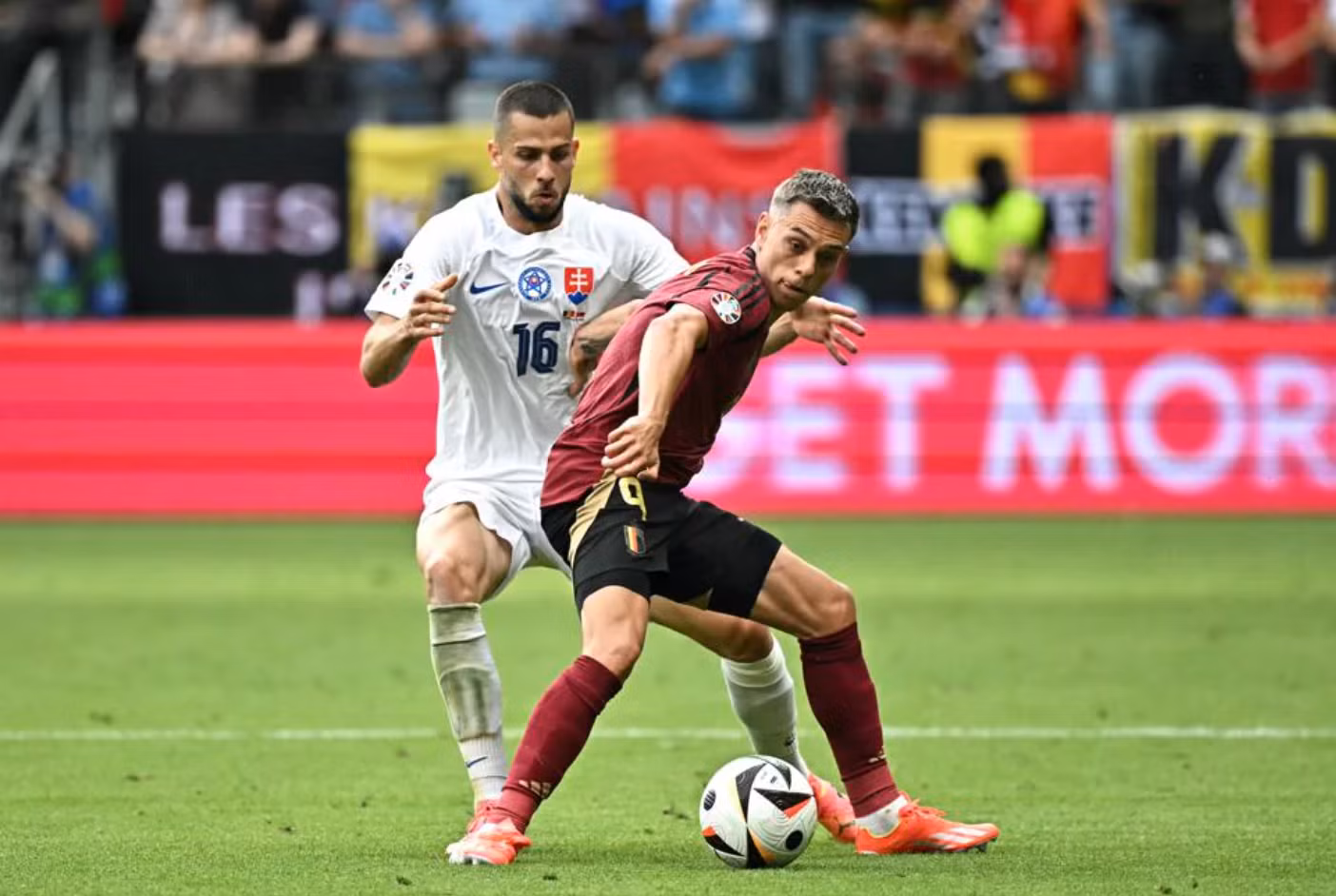 Đội tuyển Slovakia triển khai lối chơi phòng ngự phản công hiệu quả. (Ảnh: UEFA)