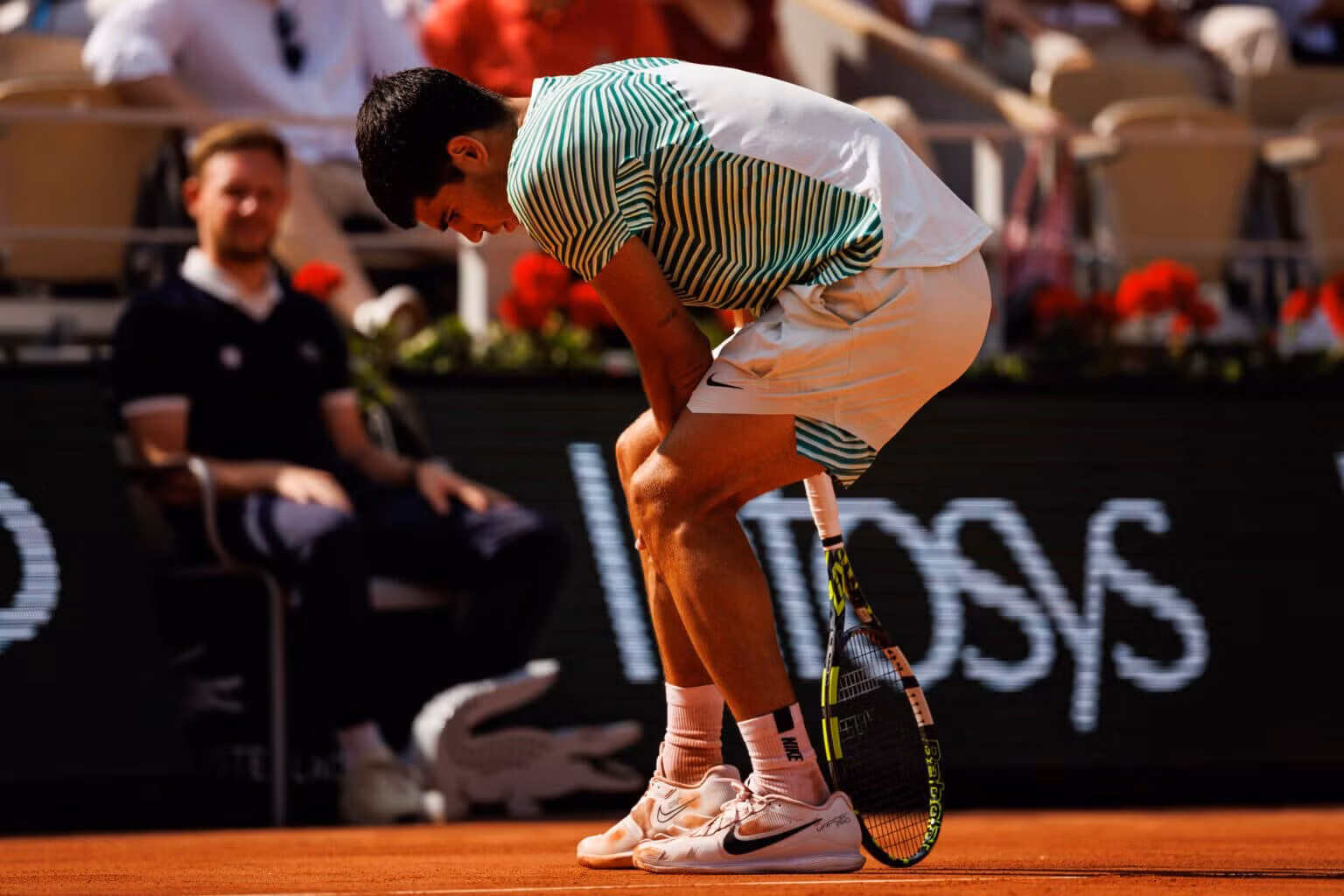 Alcaraz bị chuột rút trong trận bán kết Roland Garros 2023 gặp Djokovic.