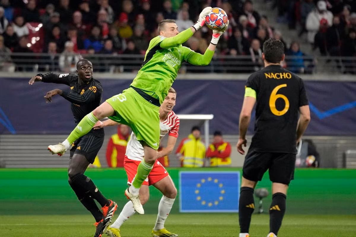 Lunin ngăn chặn cú sút của cầu thủ Leipzig. (Ảnh: Bdtonline)