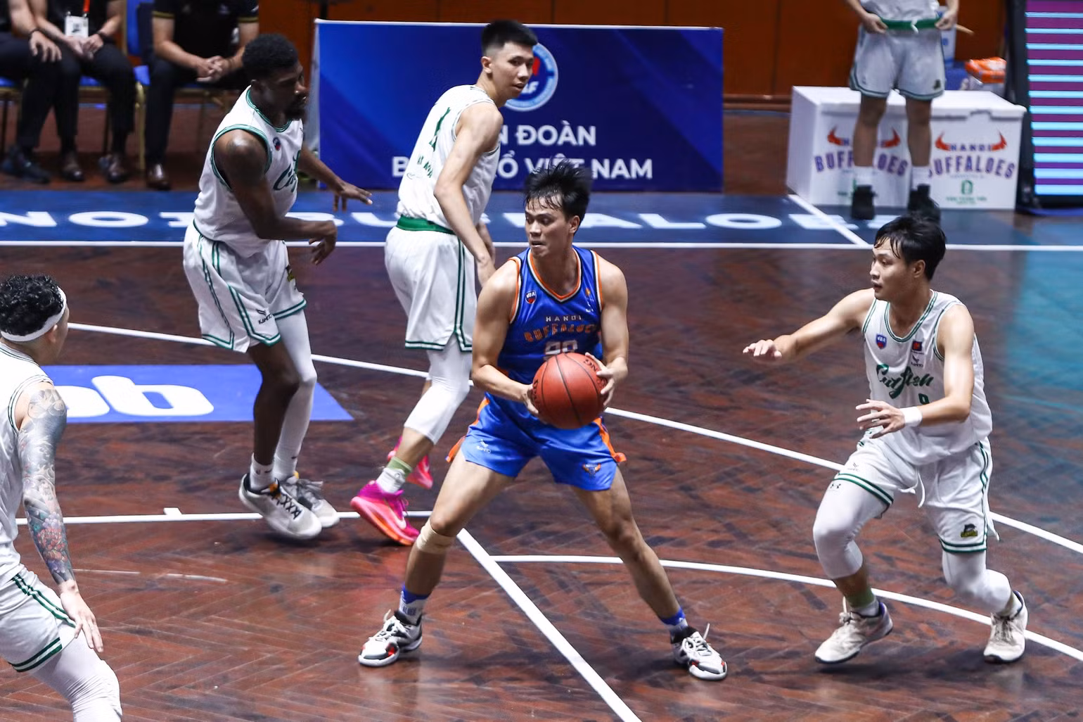 Hanoi Buffaloes và Cantho Catfish sẽ tiếp tục đọ sức ở vòng playoffs. (Ảnh: VBA)