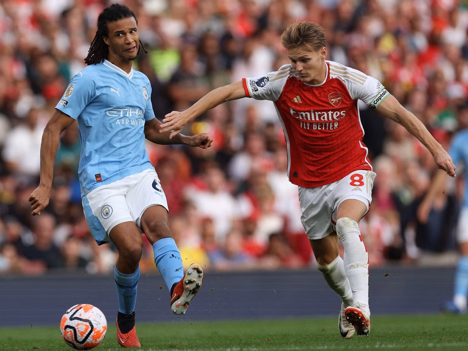 Lối chơi áp sát tầm cao của Arsenal khiến đối thủ gặp nhiều khó khăn. (Ảnh: Toronto Sun) Lối chơi áp sát tầm cao của Arsenal khiến đối thủ gặp nhiều khó khăn. (Ảnh: Toronto Sun)