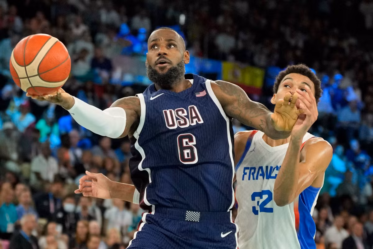LeBron James gặp khó khăn trước sự quyết tâm của người Pháp. (Ảnh: Getty) LeBron James gặp khó khăn trước sự quyết tâm của người Pháp. (Ảnh: Getty)