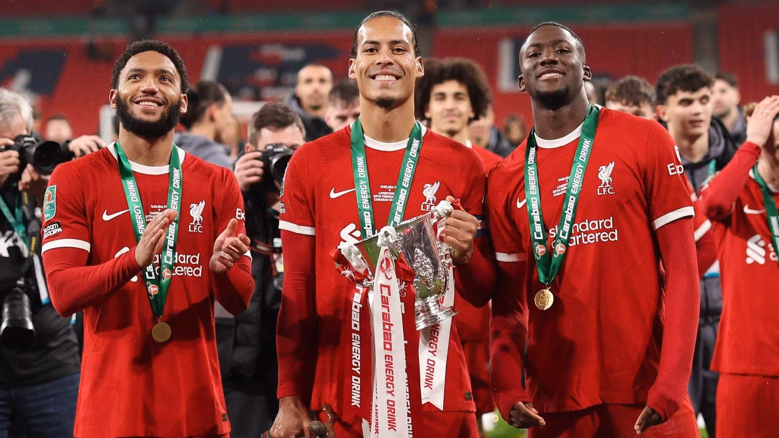 Người hùng Virgil van Dijk nâng chiếc cúp Carabao cùng đồng đội. Ảnh: Liverpool
