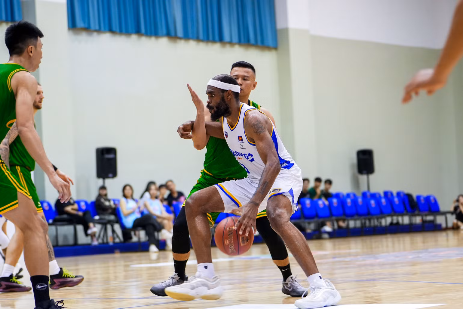 Shon Briggs liên tục ghi điểm ở khu vực cận rổ. (Ảnh: VBA) Shon Briggs liên tục ghi điểm ở khu vực cận rổ. (Ảnh: VBA)