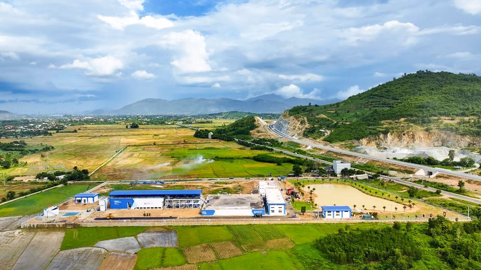 Toàn cảnh nhà máy nước Sơn Thạnh từ trên cao. Toàn cảnh nhà máy nước Sơn Thạnh từ trên cao.