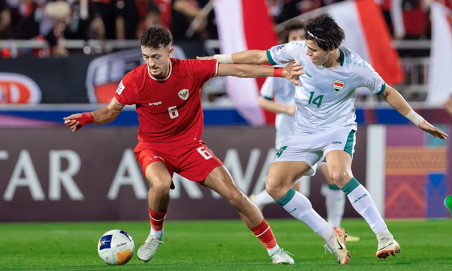 Tình huống tranh chấp giữa Jenner (trái) và Karrar Ali. (Ảnh: AFC) Tình huống tranh chấp giữa Jenner (trái) và Karrar Ali. (Ảnh: AFC)