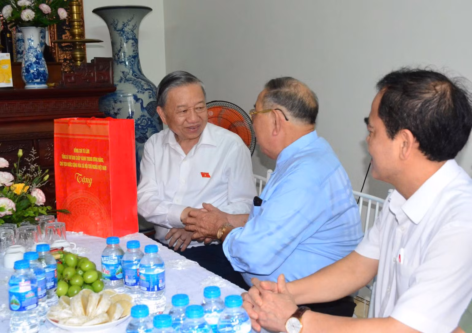 Tổng Bí thư, Chủ tịch nước Tô Lâm tặng quà hộ gia đình có công với cách mạng tại xã Long Hưng. Tổng Bí thư, Chủ tịch nước Tô Lâm tặng quà hộ gia đình có công với cách mạng tại xã Long Hưng.