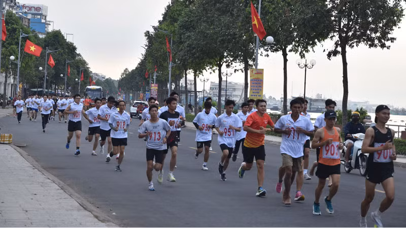 Các vận động viên thi đấu cự ly 10km.