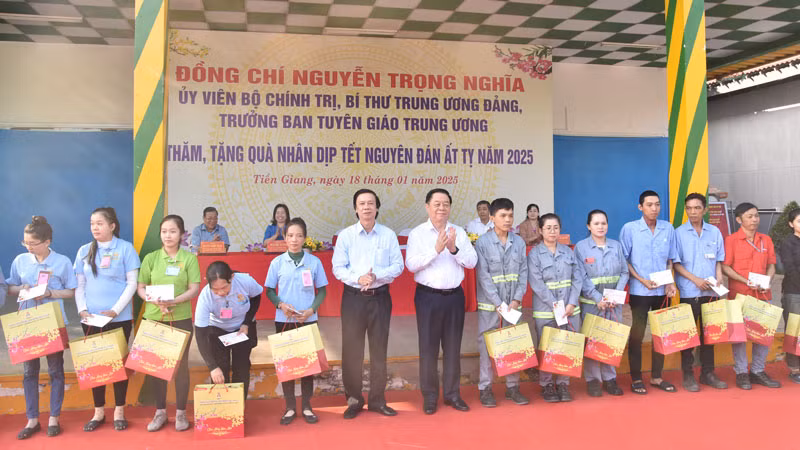 Tặng quà cho công nhân, người lao động tại Tiền Giang vui Xuân, đón Tết.