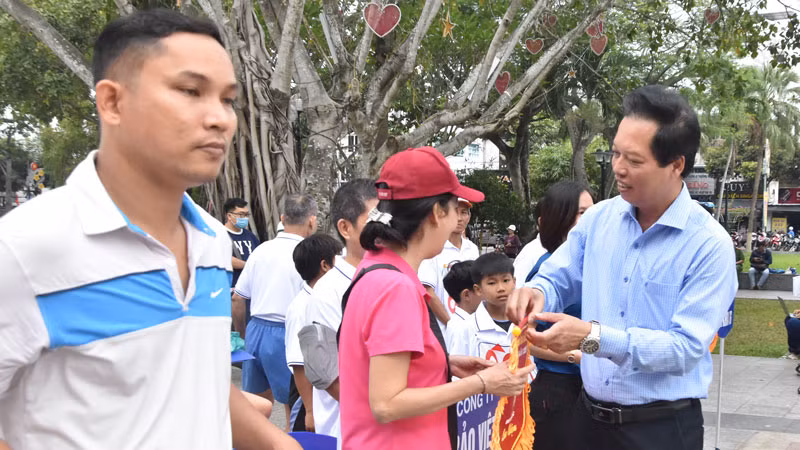 Phó Chủ tịch Ủy ban nhân dân tỉnh Tiền Giang Nguyễn Thành Diệu tặng cờ lưu niệm cho các đoàn tham dự giải.