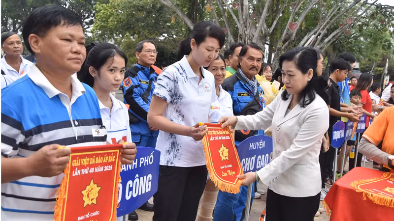 Đồng chí Châu Thị Mỹ Phương, Chủ tịch Hội đồng nhân dân, Trưởng Ban Tuyên giáo Tỉnh ủy Tiền Giang tặng cờ cho các đơn vị tham gia giải.