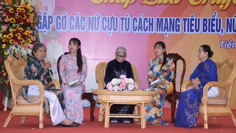 Giao lưu với nữ cựu tù cách mạng tiêu biểu và nữ đảng viên nhiều năm tuổi Đảng trên địa bàn tỉnh Tiền Giang.