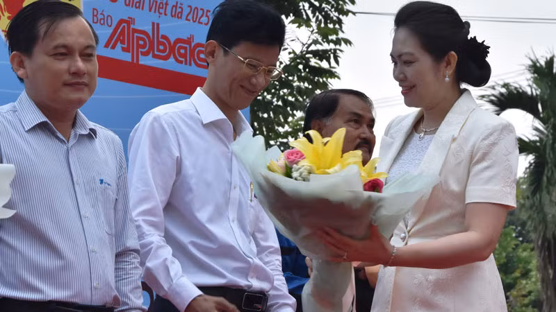 Giám đốc Sở Văn hóa-Thể thao và Du lịch tỉnh Tiền Giang Nguyễn Thị Uyên Trang tặng hoa cho các nhà tài trợ giải.
