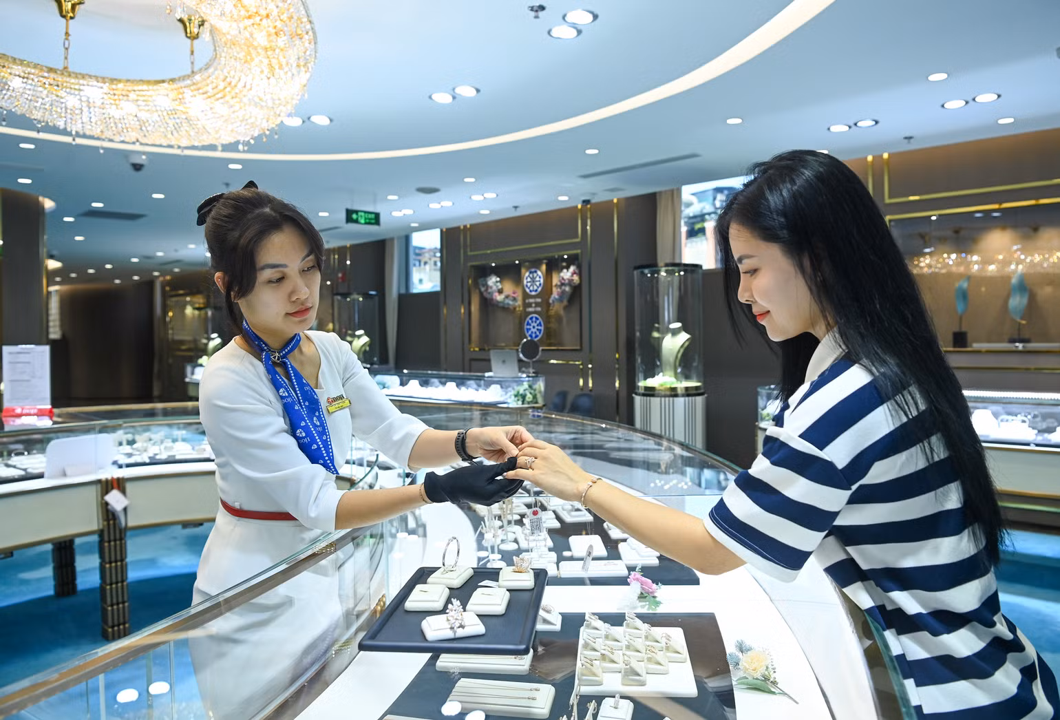 Người tiêu dùng tham quan, mua sắm các sản phẩm trang sức tại cửa hàng của Tập đoàn Doji. (Ảnh: DUY LINH)