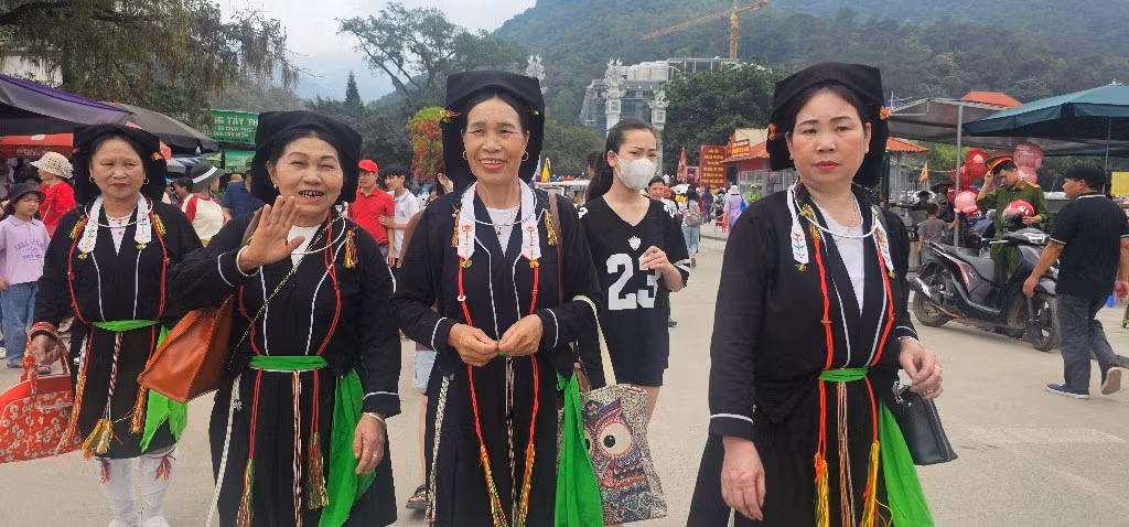 Niềm vui của bà con dân tộc Sán Dìu dự hội. Niềm vui của bà con dân tộc Sán Dìu dự hội.