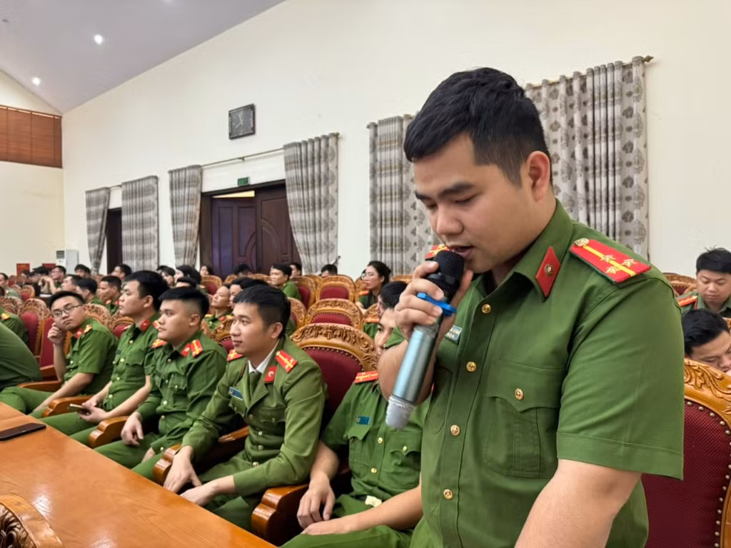 Đại biểu thanh niên công an cấp xã phát biểu ý kiến thảo luận. Đại biểu thanh niên công an cấp xã phát biểu ý kiến thảo luận.