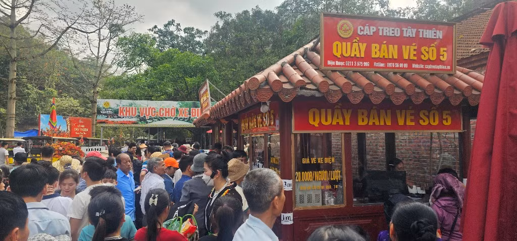 Điểm bán vé cáp treo rất đông người chờ mua vé. Điểm bán vé cáp treo rất đông người chờ mua vé.