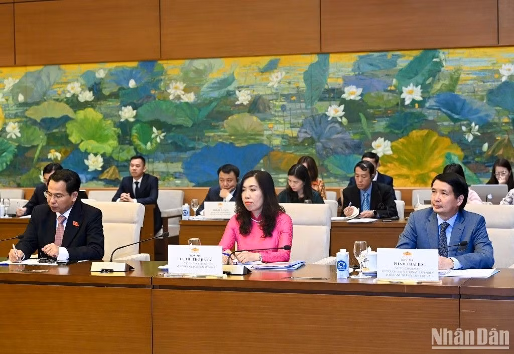 Các đại biểu Việt Nam dự buổi hội đàm. (Ảnh: DUY LINH) Các đại biểu Việt Nam dự buổi hội đàm. (Ảnh: DUY LINH)