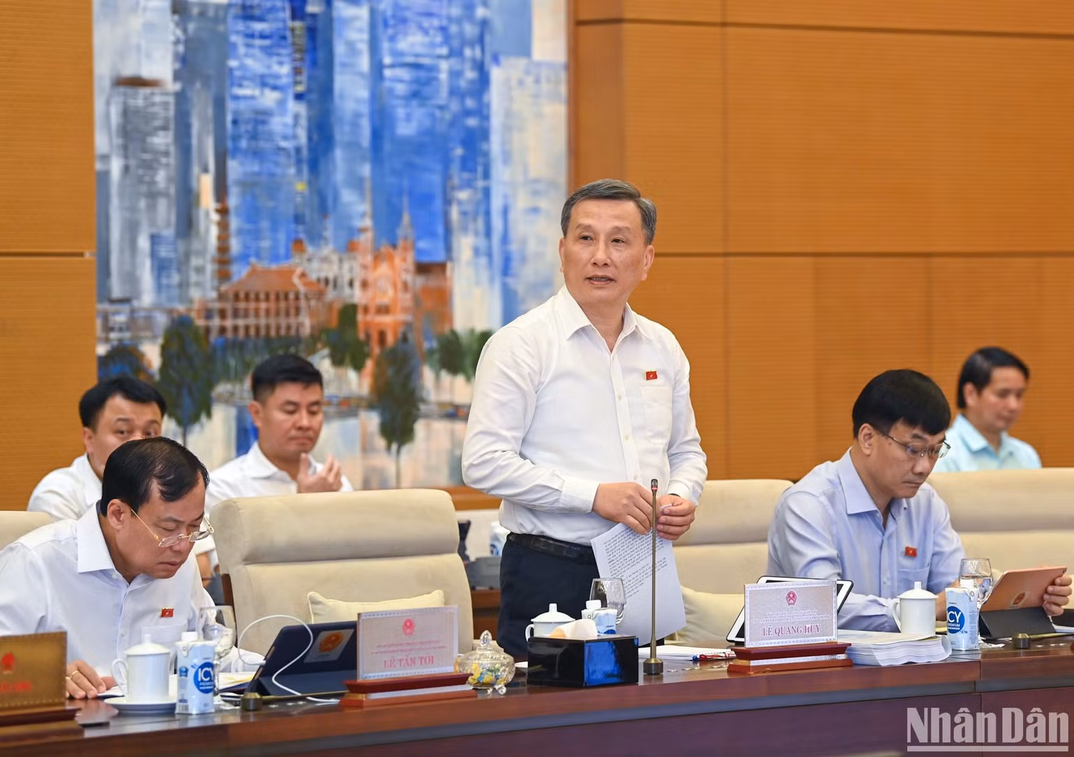 Chủ nhiệm Ủy ban Khoa học, Công nghệ và Môi trường Lê Quang Huy trình bày báo cáo.