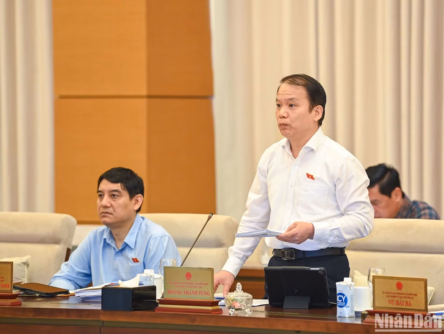 Chủ nhiệm Ủy ban Pháp luật Hoàng Thanh Tùng phát biểu tại phiên họp.