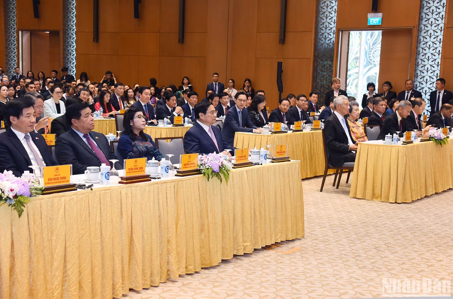 Thủ tướng Phạm Minh Chính, Thủ tướng Singapore Lý Hiển Long và các đại biểu dự Hội nghị thúc đẩy triển khai các dự án hợp tác đầu tư Việt Nam-Singapore.