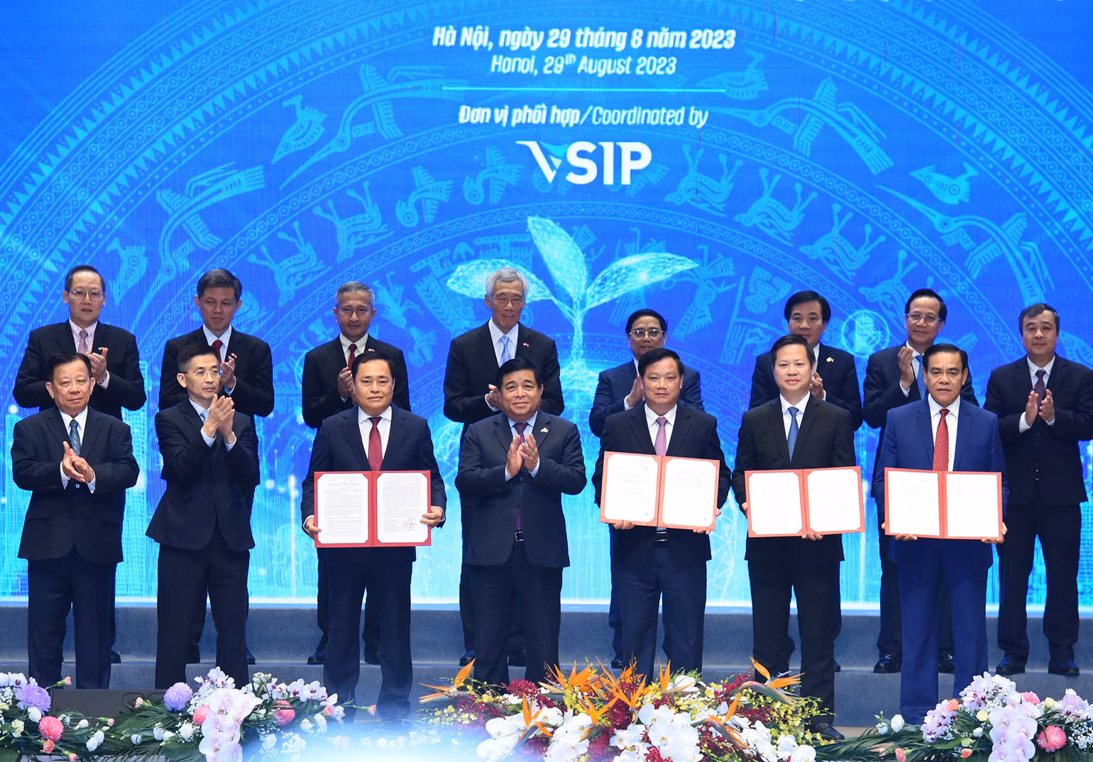 Bộ trưởng Kế hoạch và Đầu tư Nguyễn Chí Dũng đã trao cho đại diện VSIP quyết định chấp thuận chủ trương đầu tư các dự án VSIP mới gồm VSIP Lạng Sơn và Khu công nghiệp Sơn Mỹ 2, tỉnh Bình Thuận.