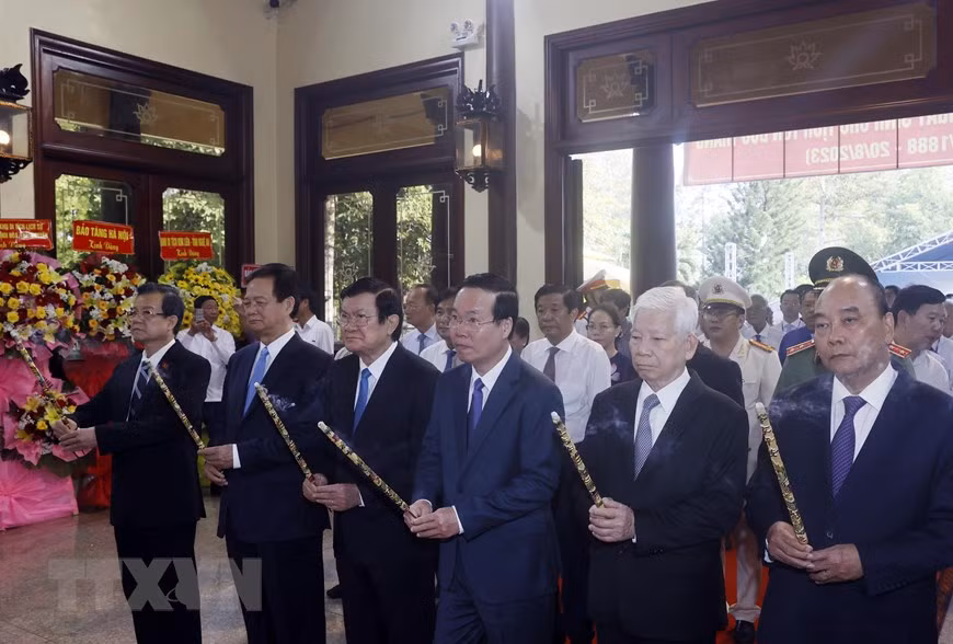 Chủ tịch nước Võ Văn Thưởng và các lãnh đạo, nguyên lãnh đạo Đảng, Nhà nước tới dâng hương, dâng hoa tưởng niệm Chủ tịch Tôn Đức Thắng. (Ảnh: TTXVN) Chủ tịch nước Võ Văn Thưởng và các lãnh đạo, nguyên lãnh đạo Đảng, Nhà nước tới dâng hương, dâng hoa tưởng niệm Chủ tịch Tôn Đức Thắng. (Ảnh: TTXVN)