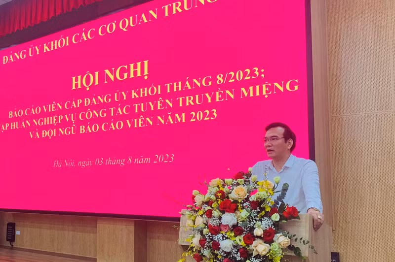 Đồng chí Nguyễn Minh Chung, Trưởng Ban Tuyên giáo Đảng ủy Khối định hướng công tác tuyên truyền.