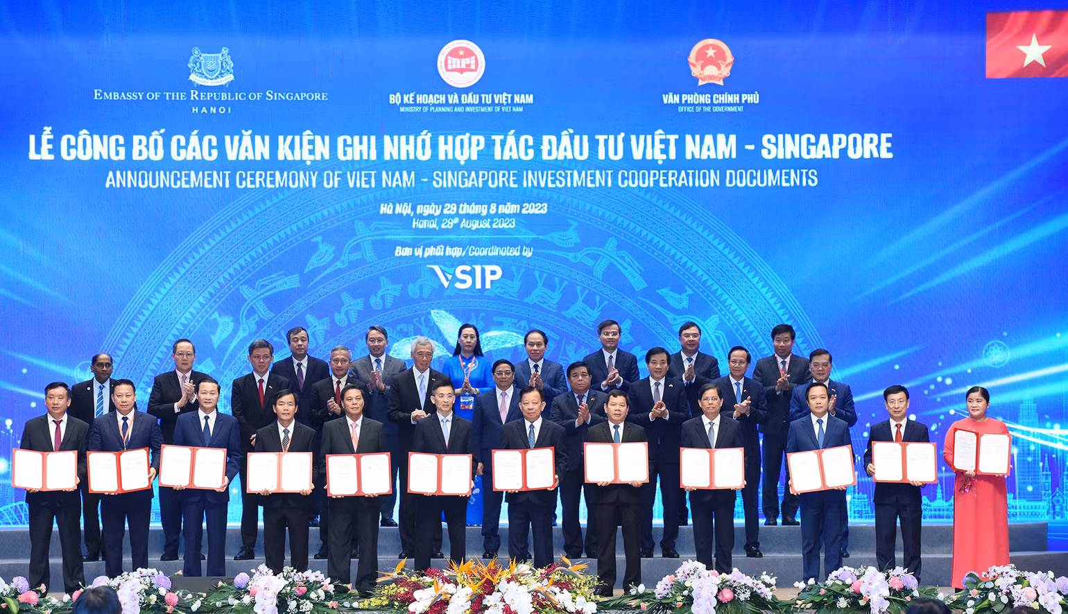 Thủ tướng Phạm Minh Chính và Thủ tướng Singapore Lý Hiển Long chứng kiến trao Quyết định chấp thuận chủ trương đầu tư Khu công nghiệp VSIP tại các địa phương.