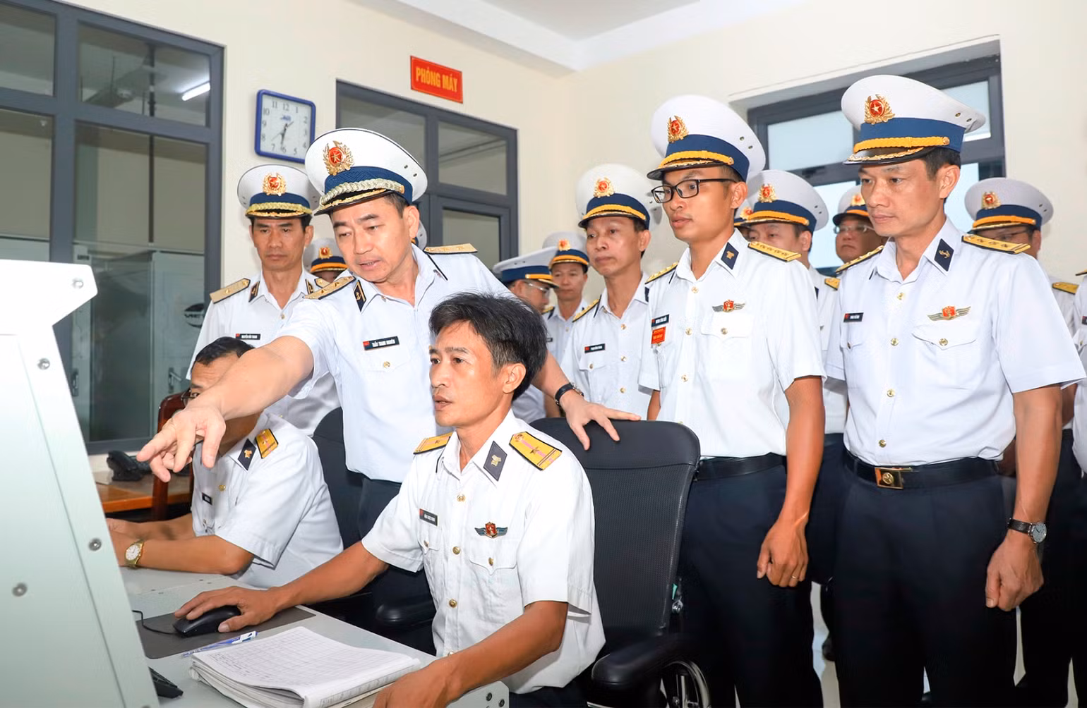 Phó Đô đốc Trần Thanh Nghiêm, Tư lệnh Hải quân kiểm tra công tác sẵn sàng chiến đấu tại trạm ra-da của Vùng 5 Hải quân.