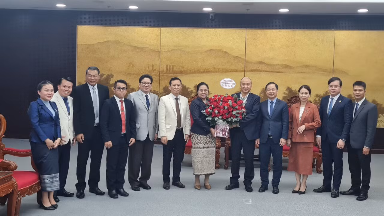 Tình hữu nghị đặc biệt Việt Nam-Lào mãi mãi xanh tươi, đời đời bền vững.