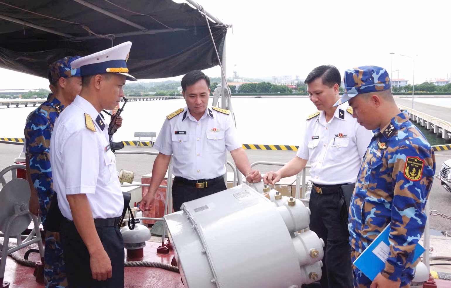 Đại tá Vũ Anh Tuấn, Chủ nhiệm Chính trị Hải quân (đứng giữa) kiểm tra công tác huấn luyện, sẵn sàng chiến đấu tại Lữ đoàn 167. Đại tá Vũ Anh Tuấn, Chủ nhiệm Chính trị Hải quân (đứng giữa) kiểm tra công tác huấn luyện, sẵn sàng chiến đấu tại Lữ đoàn 167.