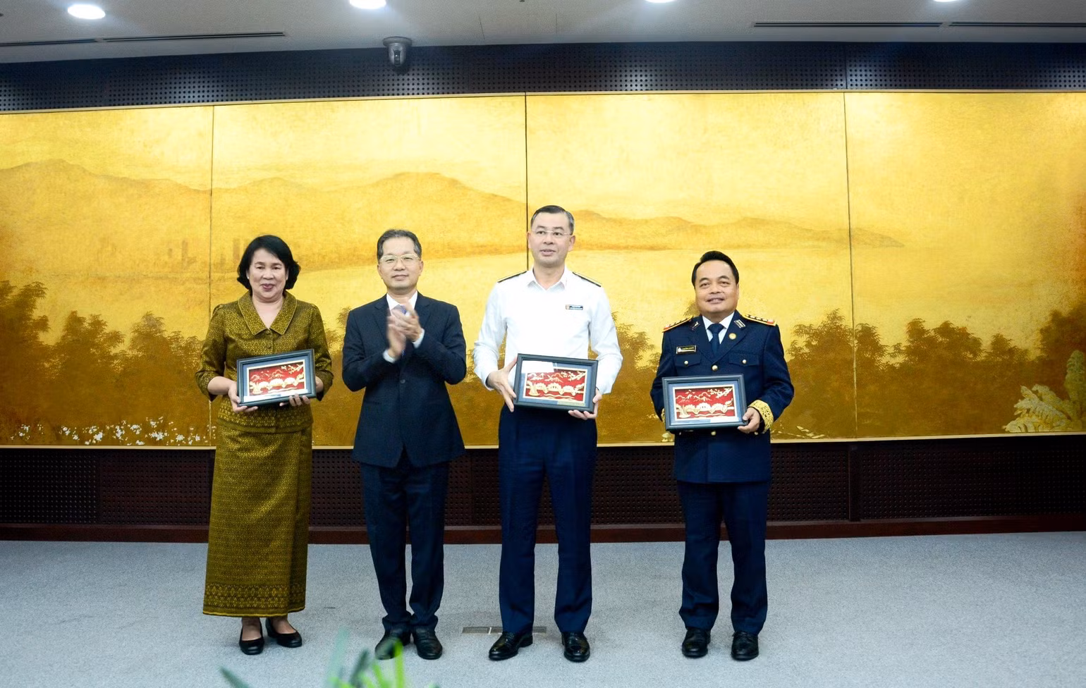 Bí thư Thành ủy Đà Nẵng tặng bức tranh Cầu Rồng-biểu trưng của Đà Nẵng thời kỳ đổi mới. Bí thư Thành ủy Đà Nẵng tặng bức tranh Cầu Rồng-biểu trưng của Đà Nẵng thời kỳ đổi mới.