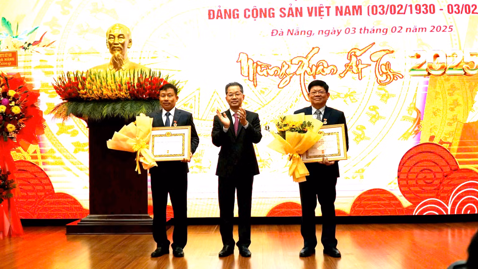 Trao Huy hiệu 40 năm, 30 năm tuổi Đảng cho các đồng chí đảng viên. Trao Huy hiệu 40 năm, 30 năm tuổi Đảng cho các đồng chí đảng viên.