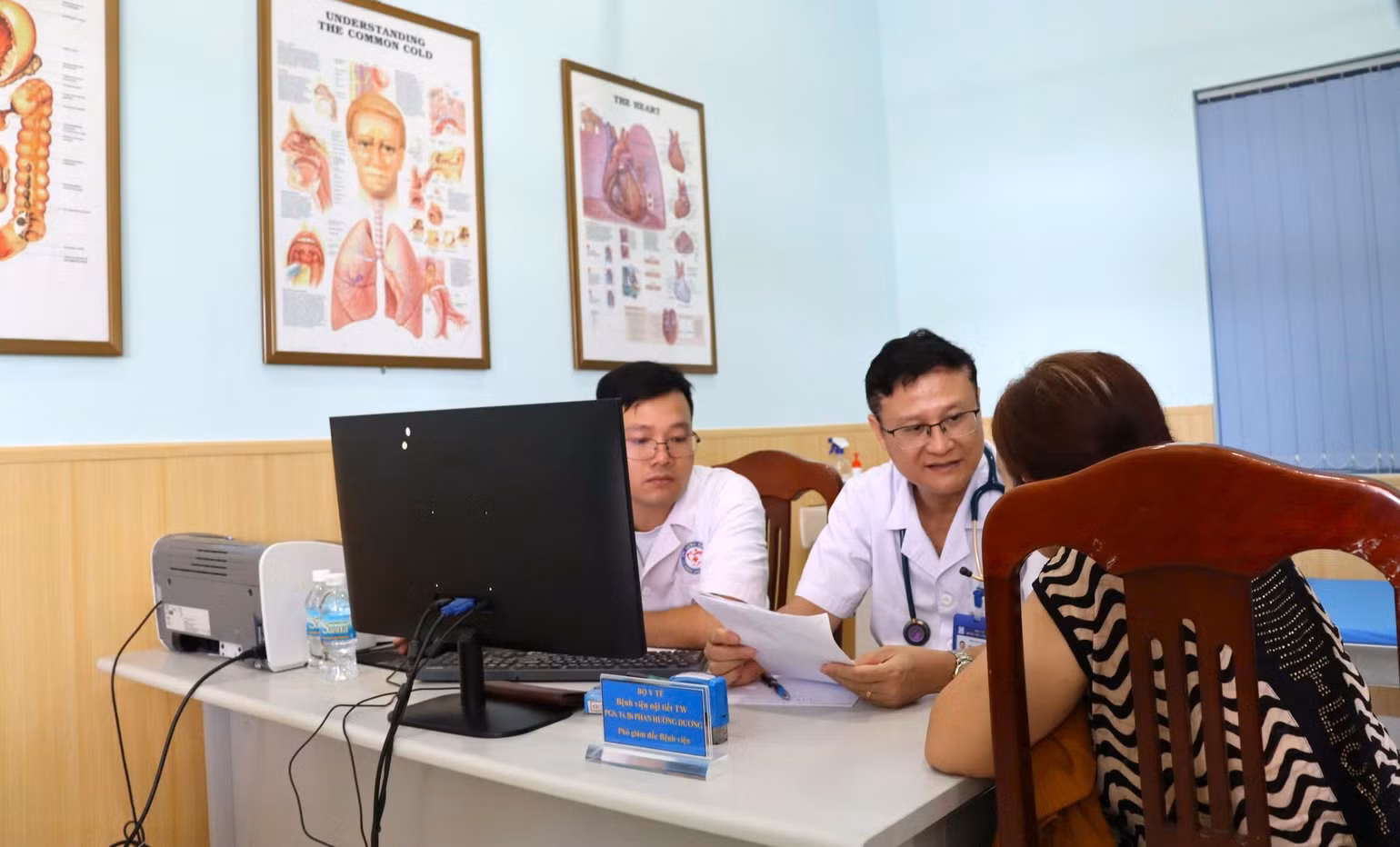 Phó Giáo sư, Tiến sĩ, Bác sĩ Phan Hướng Dương, Phó Giám đốc bệnh viện Nội tiết Trung ương khám, tư vấn sức khỏe cho nhân dân. Phó Giáo sư, Tiến sĩ, Bác sĩ Phan Hướng Dương, Phó Giám đốc bệnh viện Nội tiết Trung ương khám, tư vấn sức khỏe cho nhân dân.