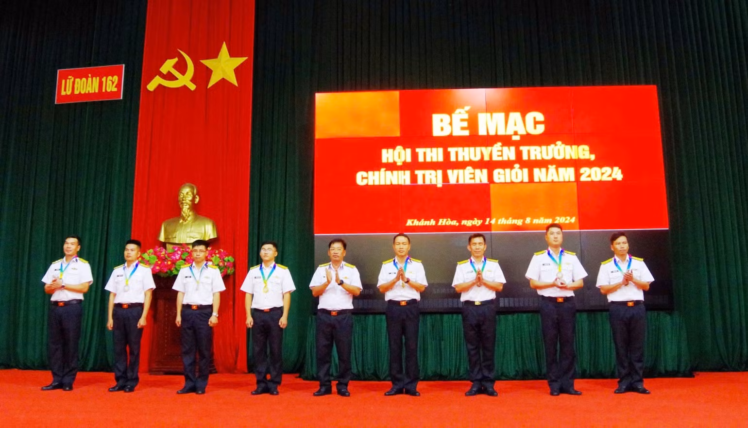 Thượng tá Mai Văn Doanh, Chính ủy Lữ đoàn trao giải cho các đồng chí đạt thành tích cao. Thượng tá Mai Văn Doanh, Chính ủy Lữ đoàn trao giải cho các đồng chí đạt thành tích cao.