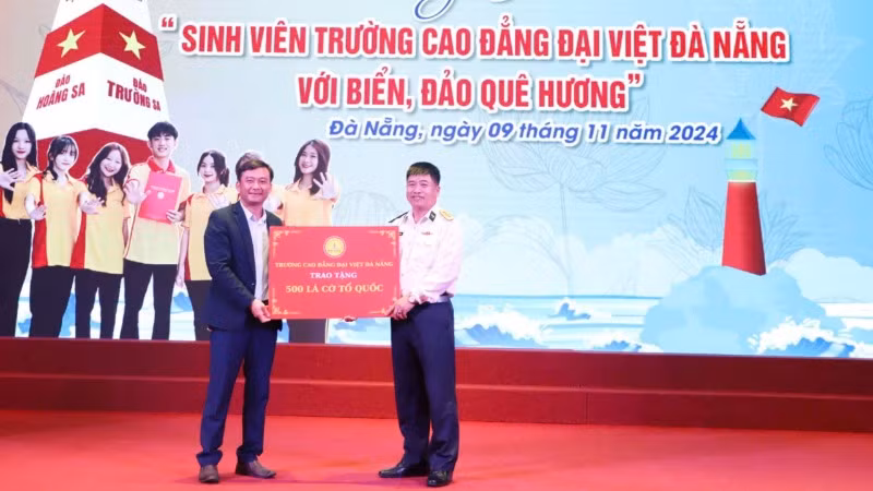 Quyền Hiệu trưởng Trường cao đẳng Đại Việt Đà Nẵng trao biểu tượng trưng 500 lá cờ Tổ quốc tặng Vùng 3 Hải quân Quyền Hiệu trưởng Trường cao đẳng Đại Việt Đà Nẵng trao biểu tượng trưng 500 lá cờ Tổ quốc tặng Vùng 3 Hải quân