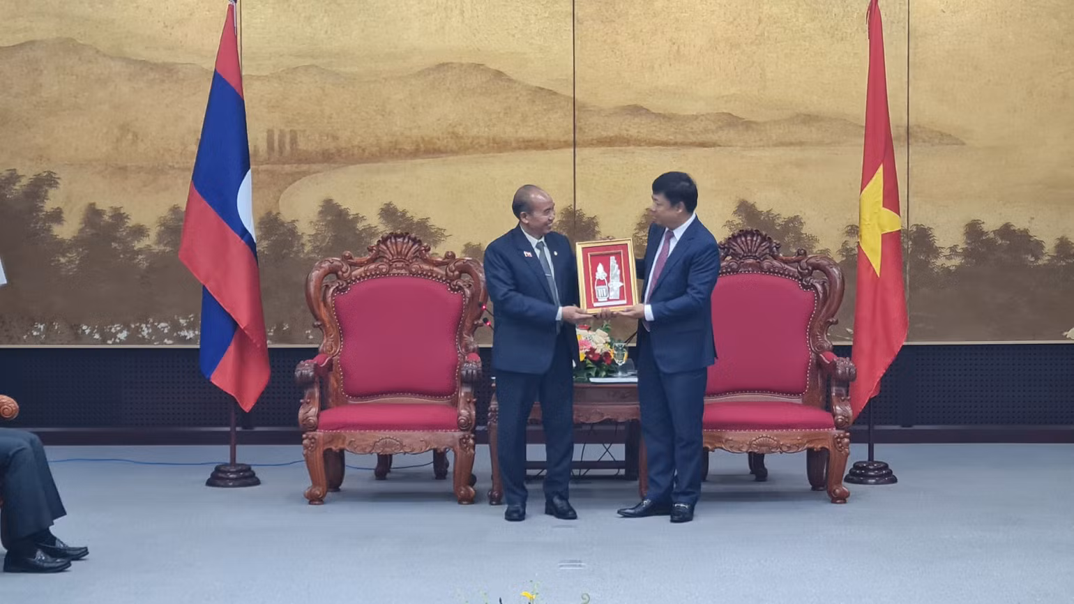 Đồng chí Souphanh Hadaoheuan trao tặng lãnh đạo Đà Nẵng biểu tượng của đất nước Lào anh em. Đồng chí Souphanh Hadaoheuan trao tặng lãnh đạo Đà Nẵng biểu tượng của đất nước Lào anh em.