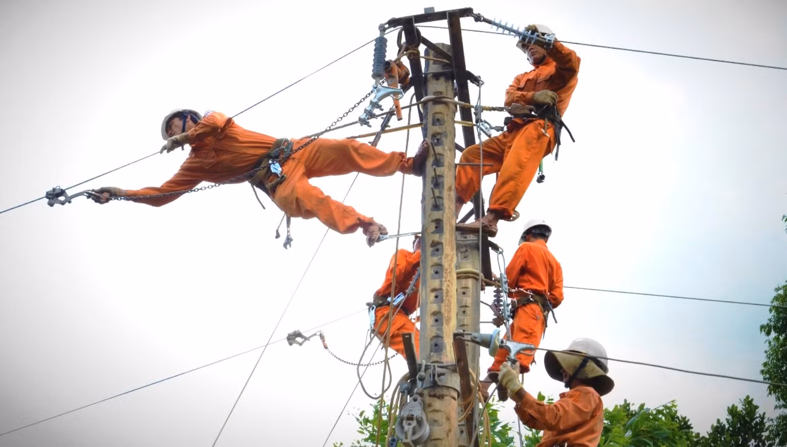 Huy động lực lượng tham gia sửa chữa đường dây hư hỏng sau mưa bão ở Quảng Ngãi. Huy động lực lượng tham gia sửa chữa đường dây hư hỏng sau mưa bão ở Quảng Ngãi.