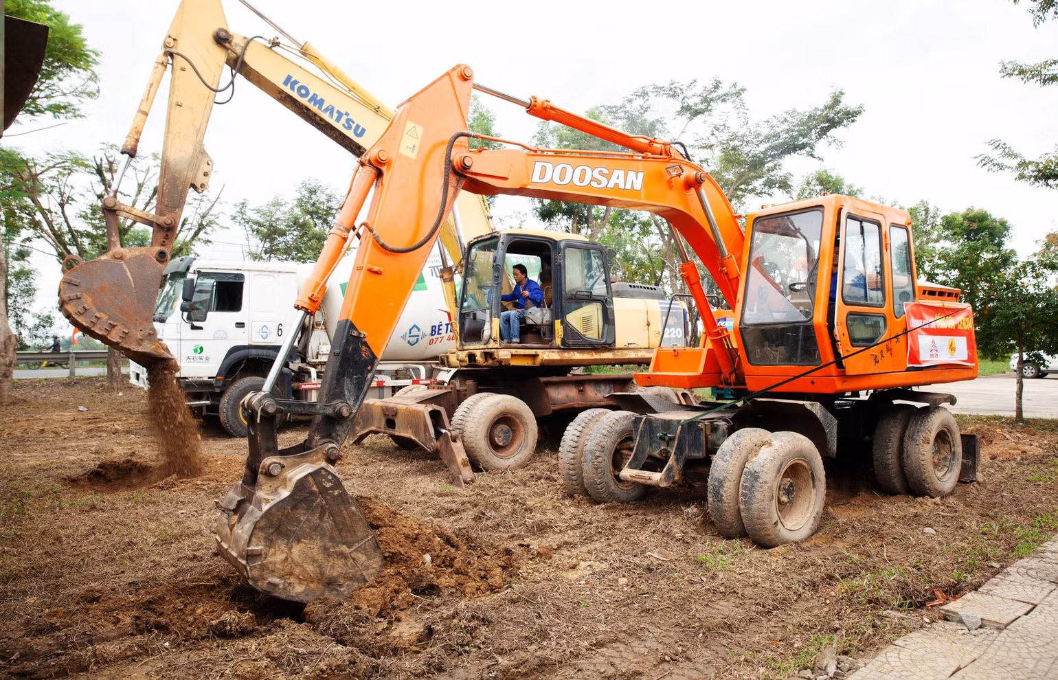 Triển khai thi công ngay sau lễ khởi công công trình cải tạo, nâng cấp Quốc lộ 14B. Triển khai thi công ngay sau lễ khởi công công trình cải tạo, nâng cấp Quốc lộ 14B.