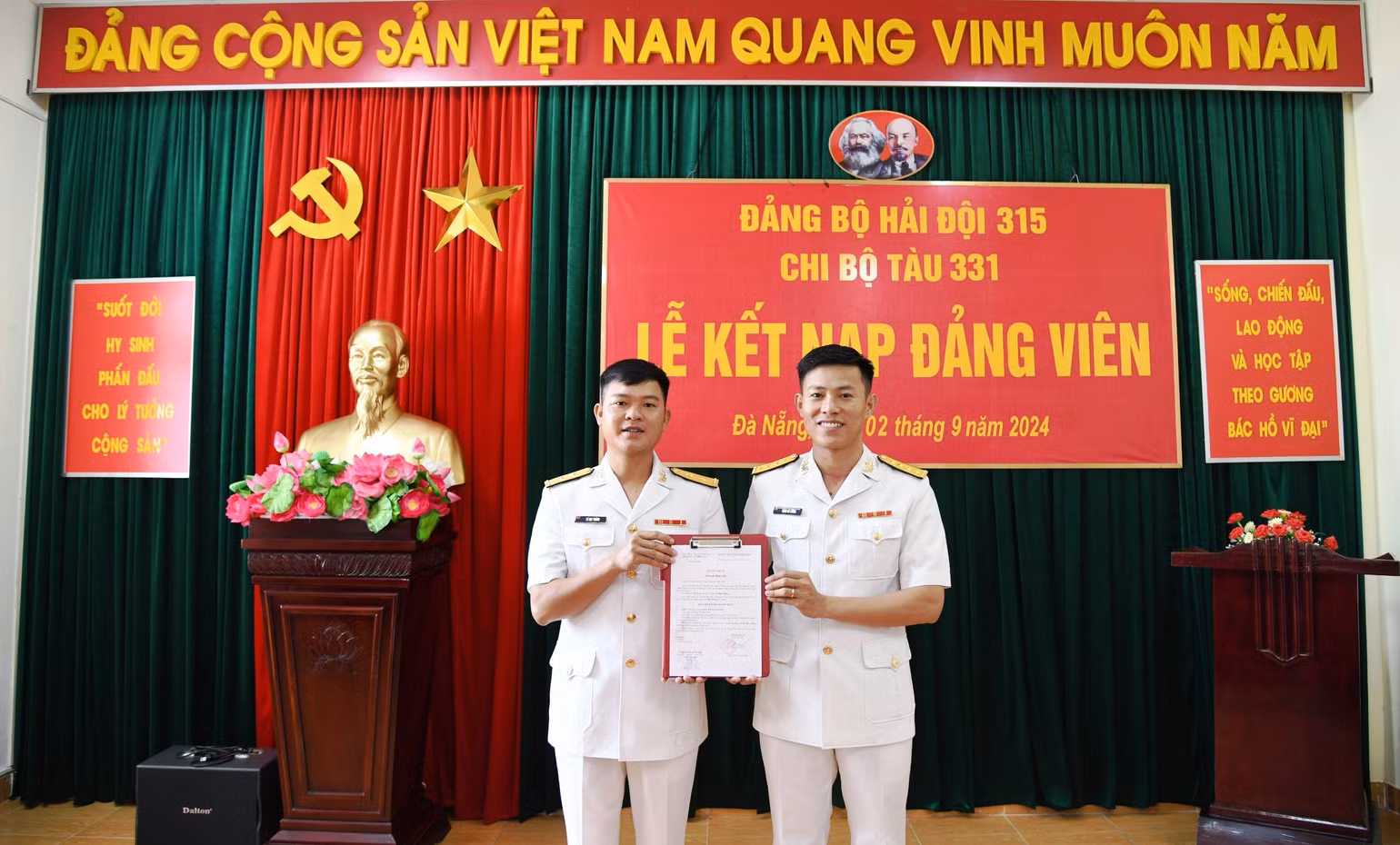 Trao quyết định kết nạp đảng viên cho đồng chí Lê Bặt Thắng, tàu 331, Lữ đoàn 172, Vùng 3 Hải quân.