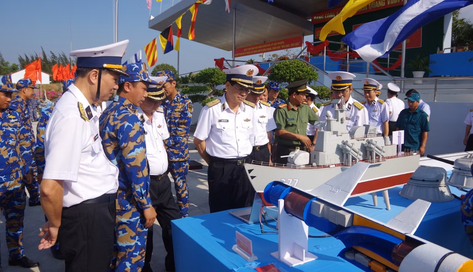 Các đại biểu tham quan mô hình học cụ tại Lễ ra quân huấn luyện năm 2024. Các đại biểu tham quan mô hình học cụ tại Lễ ra quân huấn luyện năm 2024.