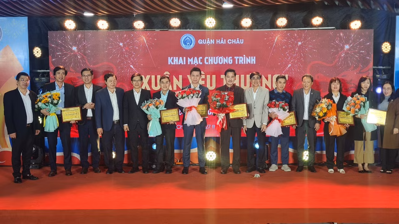 Lãnh đạo quận Hải Châu tặng hoa và Bằng chứng nhận cho các nhà tài trợ chương trình "Xuân yêu thương" Lãnh đạo quận Hải Châu tặng hoa và Bằng chứng nhận cho các nhà tài trợ chương trình "Xuân yêu thương"