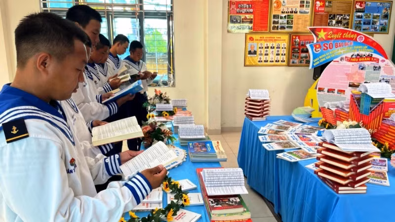 Giờ đọc sách cũng hết sức nghiêm túc, tập trung.