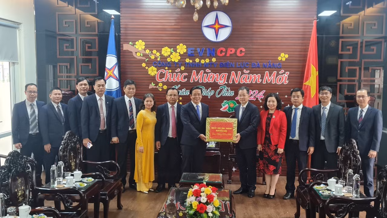 Tặng quà Tết và động viên đội ngũ cán bộ, công nhân Điện lực Đà Nẵng ở lại trực phục vụ cung cấp điện an toàn, liên tục trong những ngày nghỉ Tết.