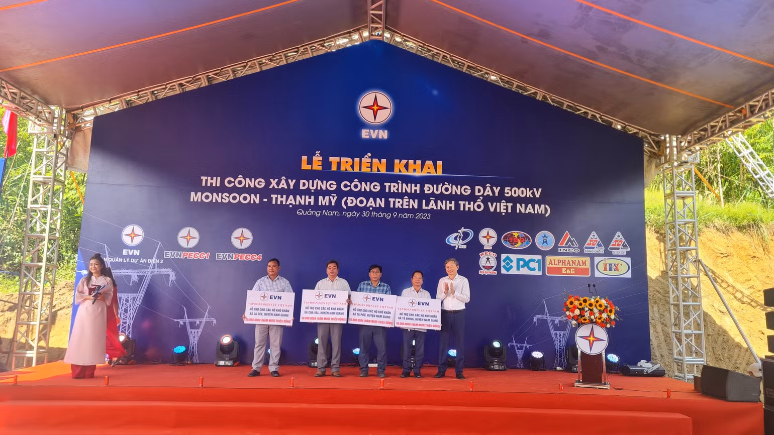 Tặng quà cho người dân 4 xã của huyện Nam Giang có đường dây đi qua. Tặng quà cho người dân 4 xã của huyện Nam Giang có đường dây đi qua.
