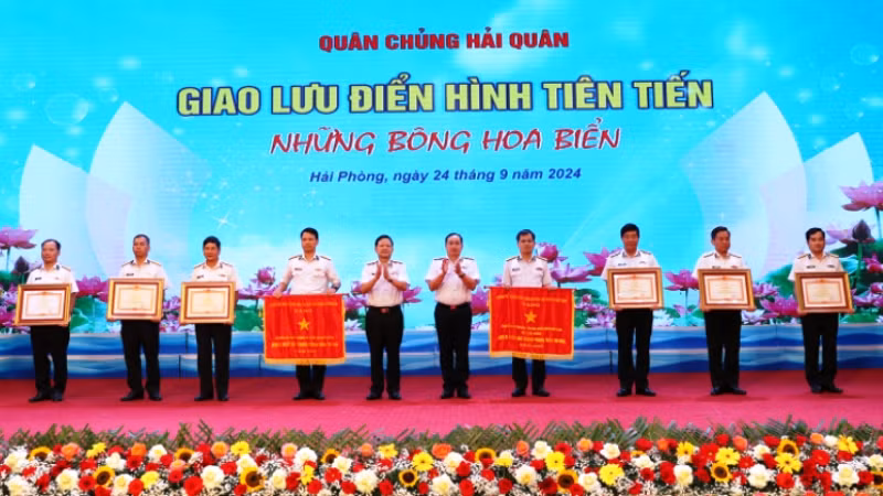 Thừa ủy quyền của Thủ tướng Chính phủ, Thủ trưởng Bộ Tư lệnh Hải quân trao Cờ thi đua và Bằng khen cho các tập thể, cá nhân xuất sắc.